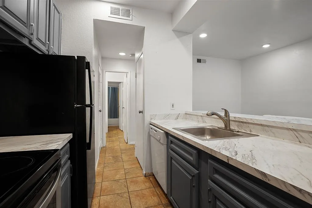 Building Photo - 914 W 22nd 1/2 St #304