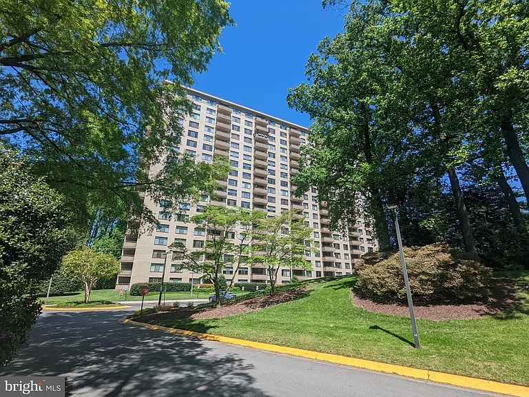 5225 Pooks Hill Rd #109N — Photo 4