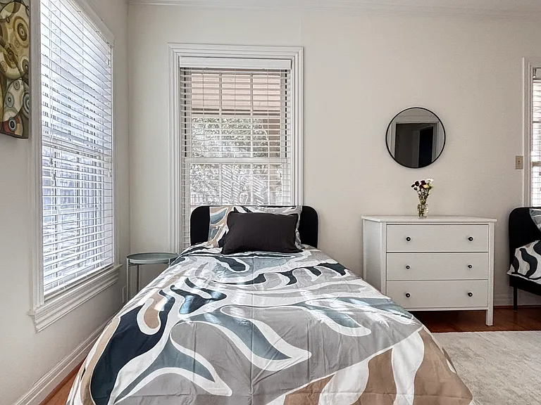 Bedroom2 with twin beds