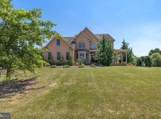 15 Shamrock Ln, New Oxford, PA 17350