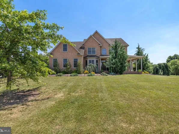 15 Shamrock Ln, New Oxford, PA 17350