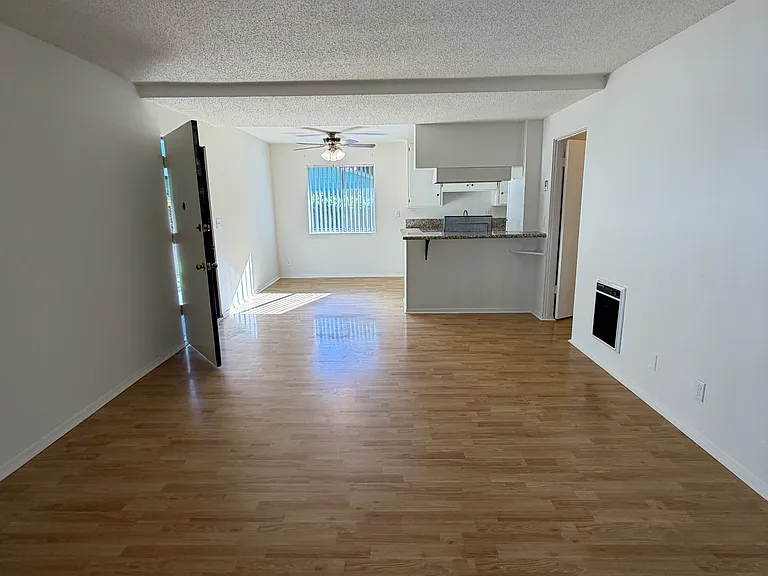 2738 Montrose Ave #6 — Photo 6