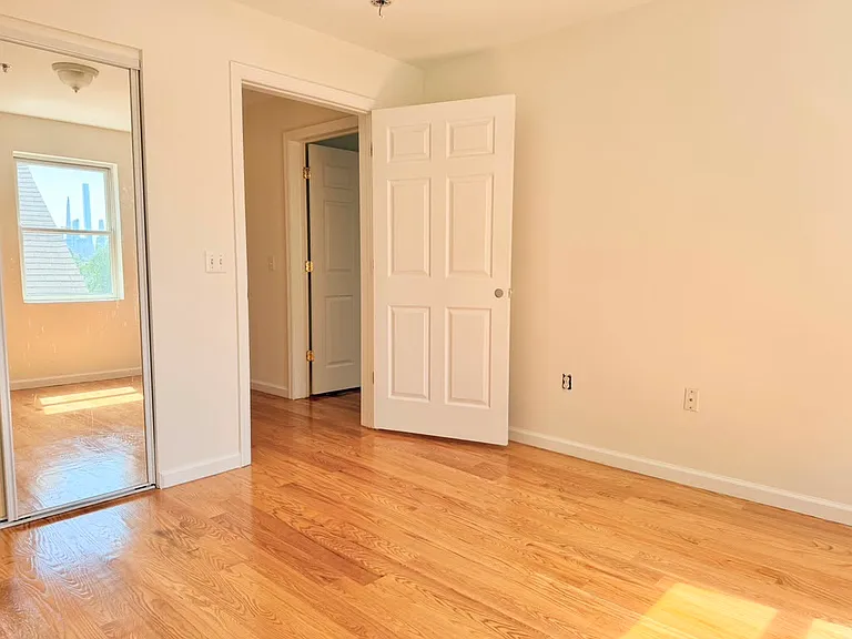 135 38th St #701 — Photo 15