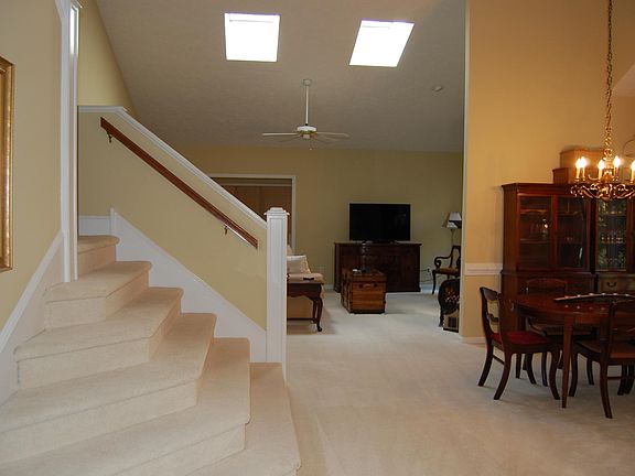 3rd image of 108 White Willow Pl