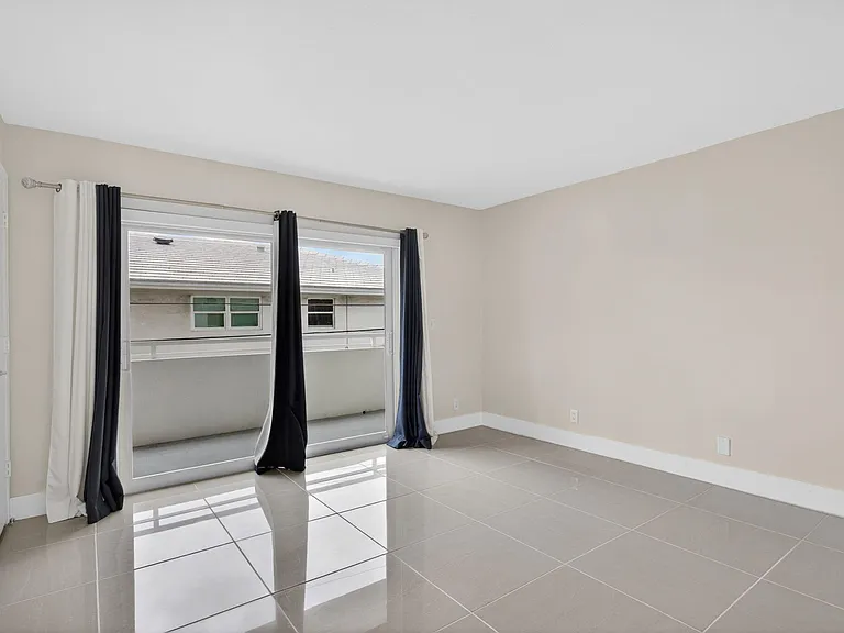 3212 NE 12th St #204 — Photo 13