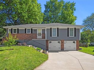 247 SE Brownfield Ct, Lees Summit, MO 64063