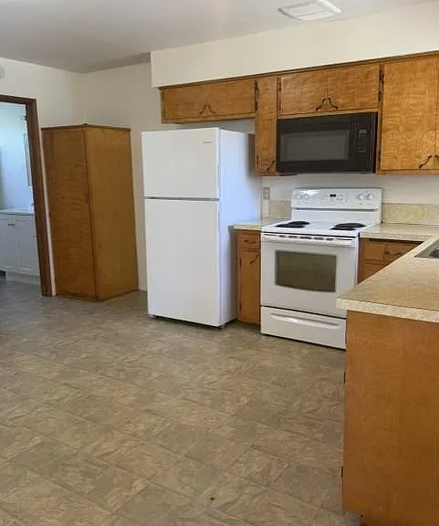 316 NE C St — Photo 5