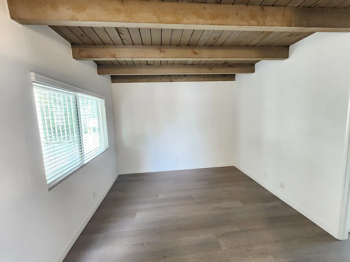 Building Photo - 15043 Victory Blvd #7