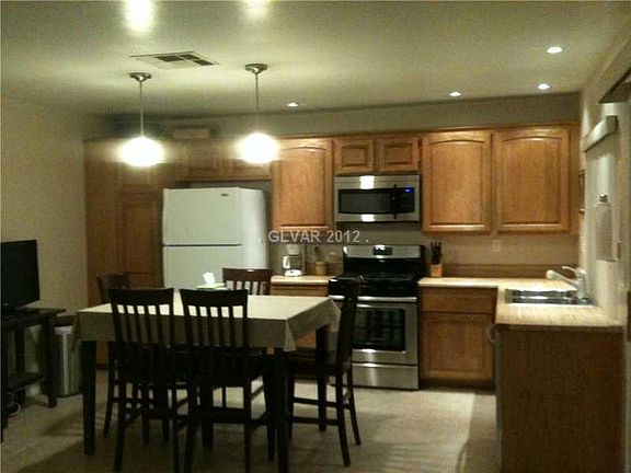 4th image of 828 Dawn Dr