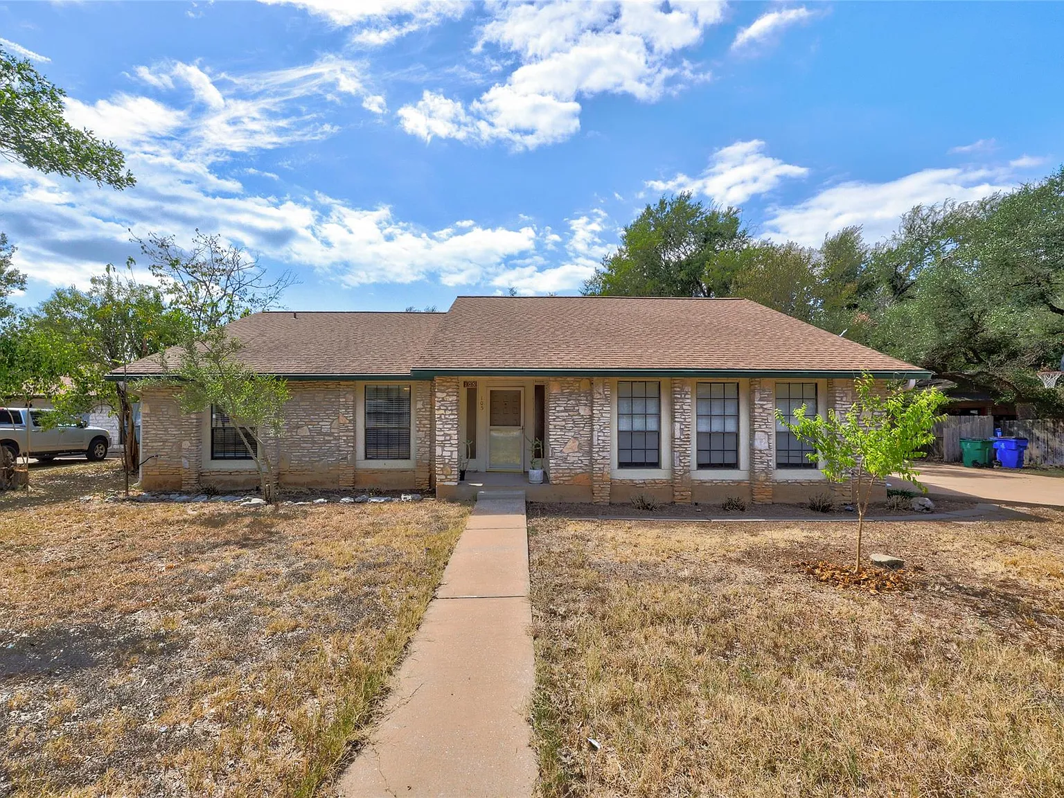3 bed, 2.0 bath, 1694 sqft, $2,300 — Photo 2