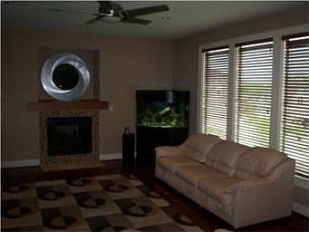 3rd image of 9529 N Myrtle Ct