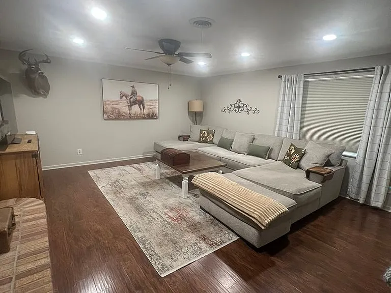 1526 Rosewood Dr — Photo 4