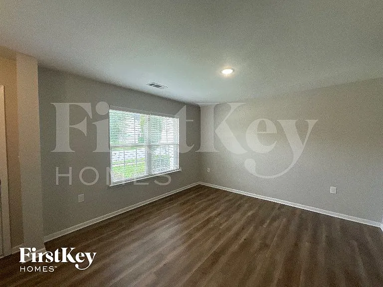1800 Eastway Dr — Photo 6