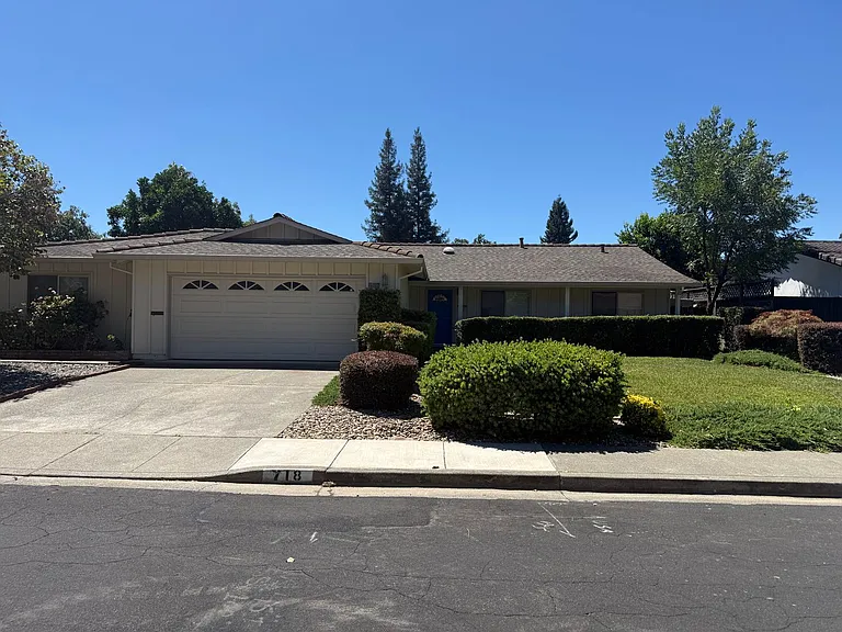 718 Linwood St — Photo 2