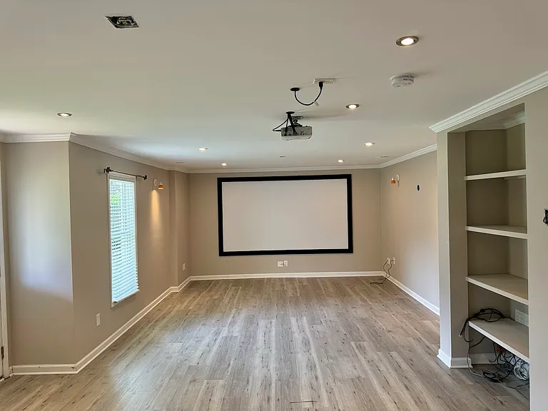 Huge Media Room with Large Screen and Projector ready to use