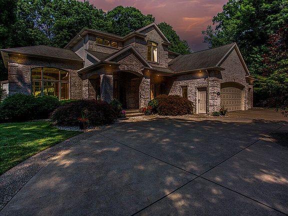 2nd image of 420 S Round Lake Dr