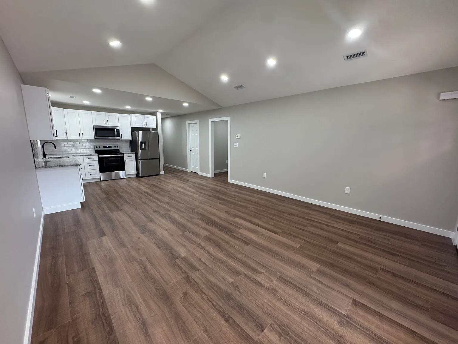 3 bed, 1292 sqft, $2,300 — Photo 3