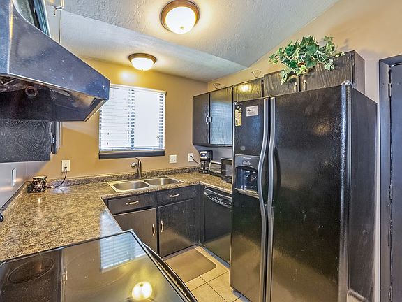 5th image of 2642 S Melville Dr