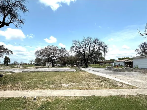 821 Hamilton St, Sinton, TX 78387