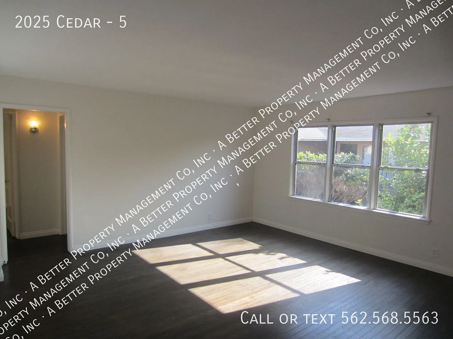 Upper Unit W/Remodeled Kitchen, Plank Floors & Onsite Laundry - Garage Available — Photo 3