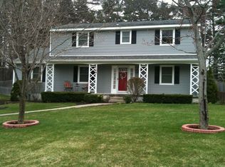 7 Cresthaven Ln, Clifton Park, NY 12065