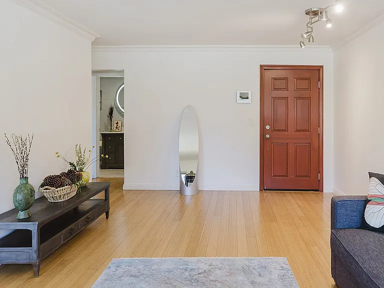 1154 S Barrington Ave — Photo 19