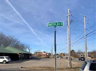 542 N Betty Jo Dr, Fayetteville, AR 72701