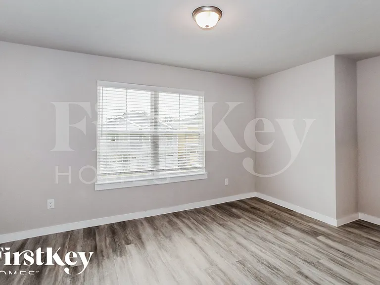 315 Niki Dr — Photo 10