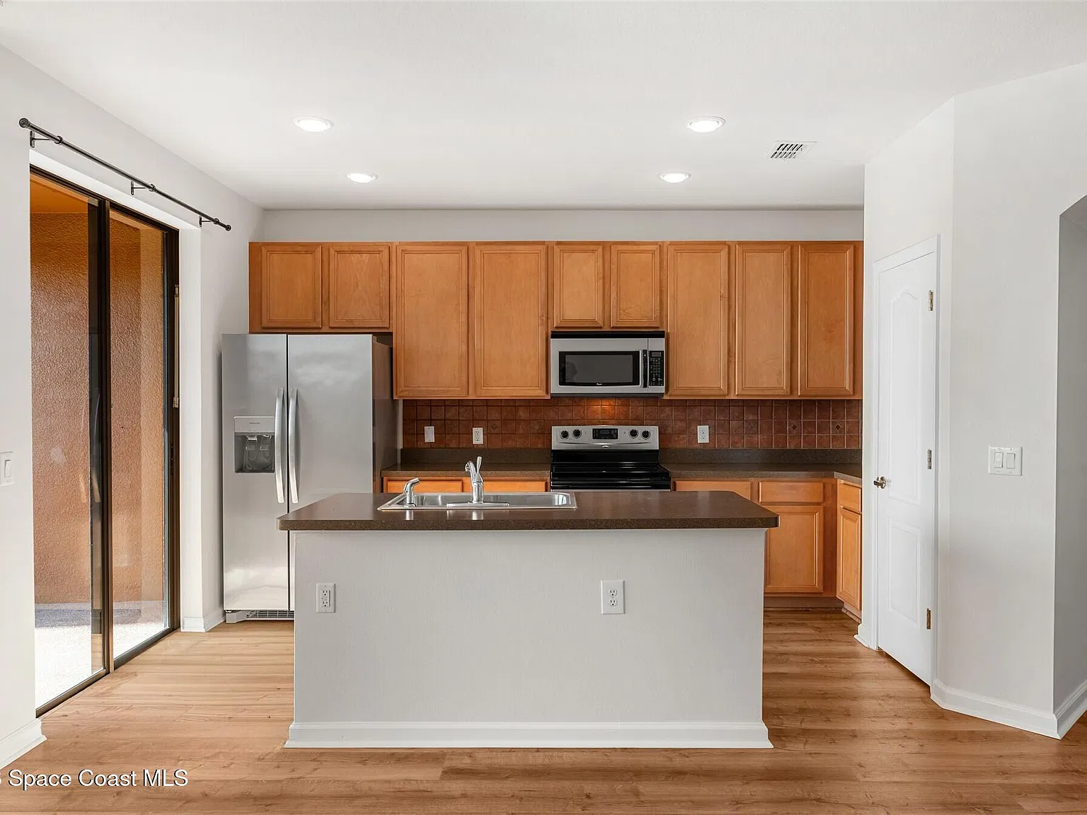 2 bed, 2.5 bath, 1393 sqft, $2,200 — Photo 4