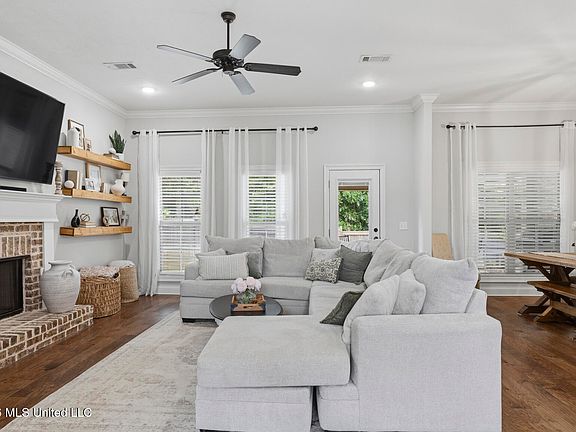 4th image of 207 Magnolia Place Cv