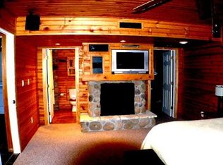 852 Shoshone Rd, Fontana, WI 53125