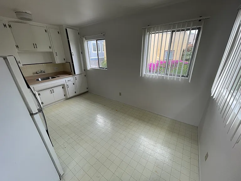 2568 Landis St — Photo 4