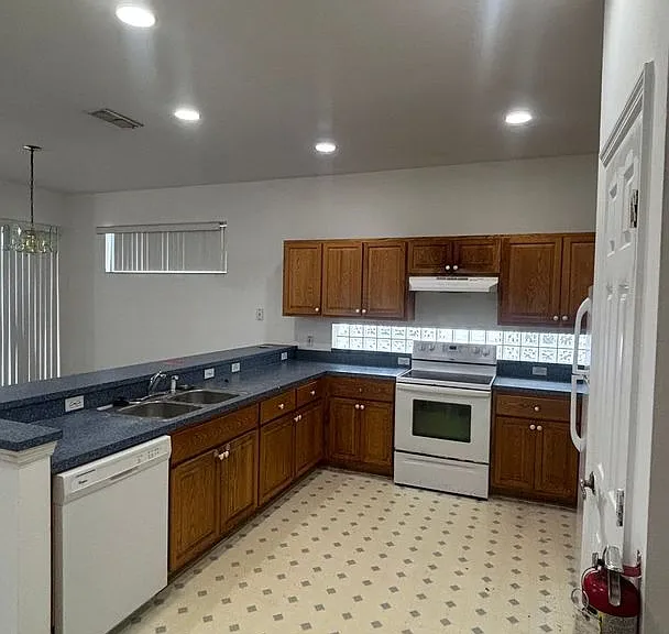 2915 Sunset Lakes Blvd — Photo 7