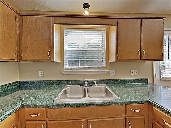 5th image of 2822 Meadowglen Cir