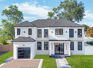 8 Schoolhouse Rd, Levittown, NY 11756