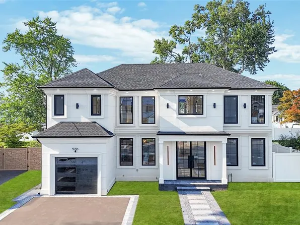 8 Schoolhouse Road, Levittown, NY 11756