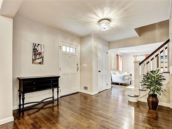 2nd image of 1340 Colonial Ct