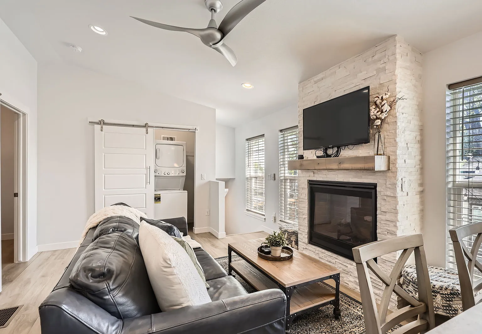 2 bed, 864 sqft, $2,500 — Photo 2