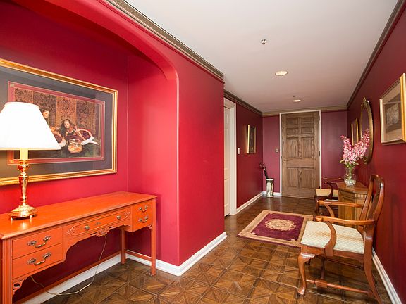 Elegant entry with 2 niches