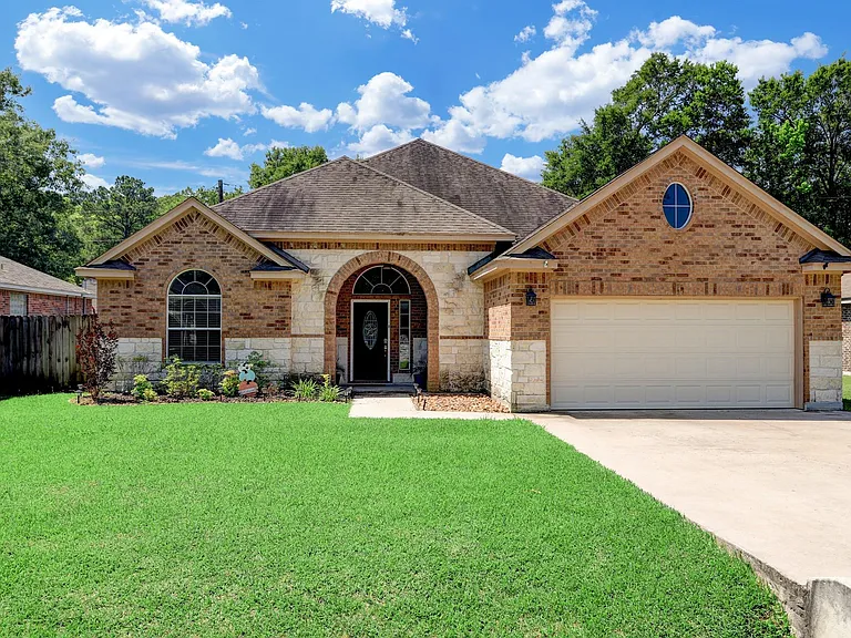 2707 Lake Breeze Ln — Photo 1