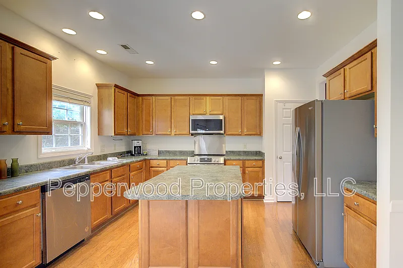 4 bed, 2.5 bath, 2397 sqft, $2,395 — Photo 2