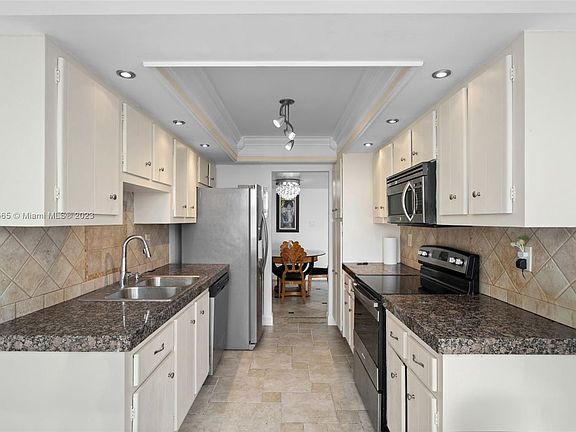 5th image of 18011 Biscayne Blvd APT 1001