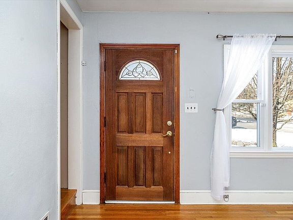 4th image of 566 Parkdale Dr