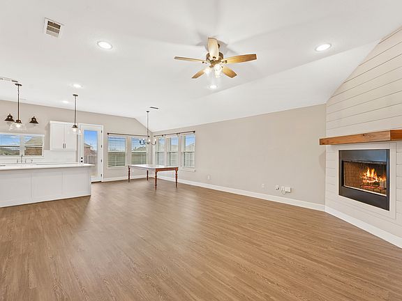 3rd image of 1306 Maverick Ln