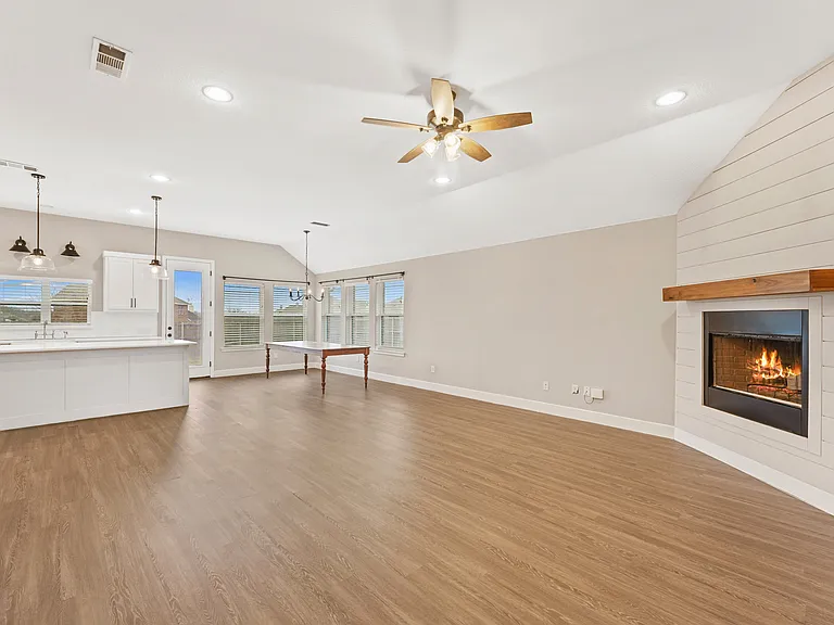 1306 Maverick Ln — Photo 3