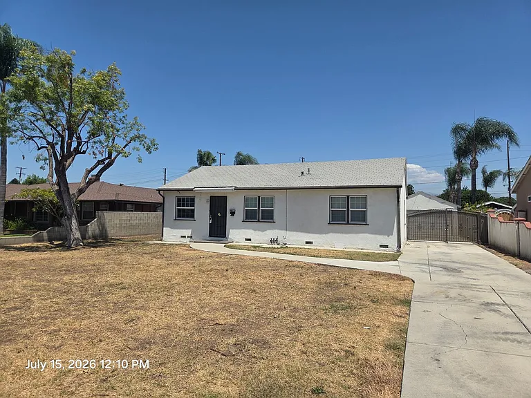 921 E Alwood St — Photo 2