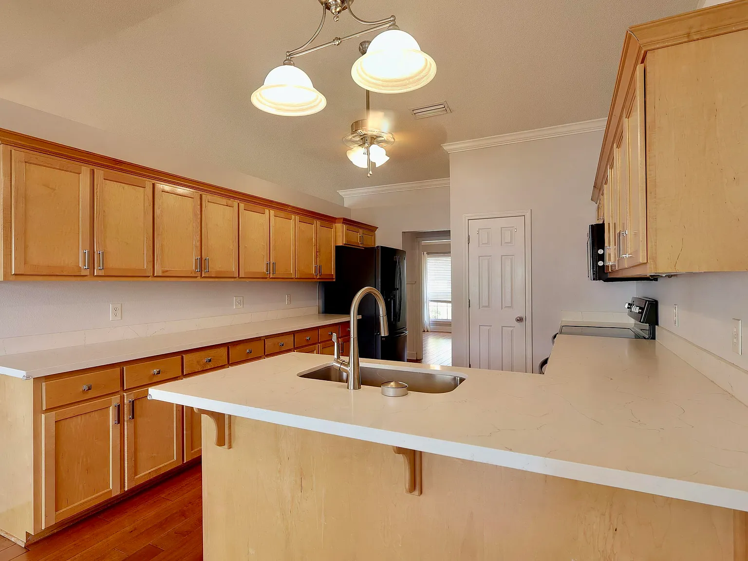 4 bed, 2.0 bath, 2578 sqft, $2,500 — Photo 4