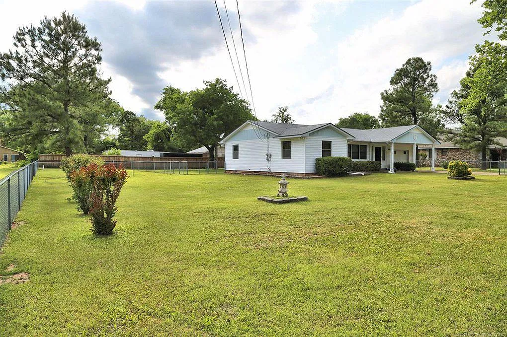 2 bed, 1.5 bath, 1468 sqft, $1,400 — Photo 2