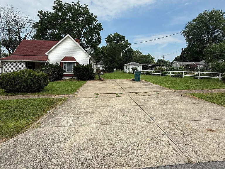 511 N Water Ave — Photo 2