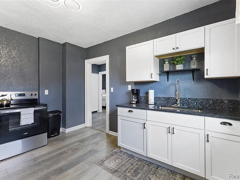 512 Westminster St — Photo 22